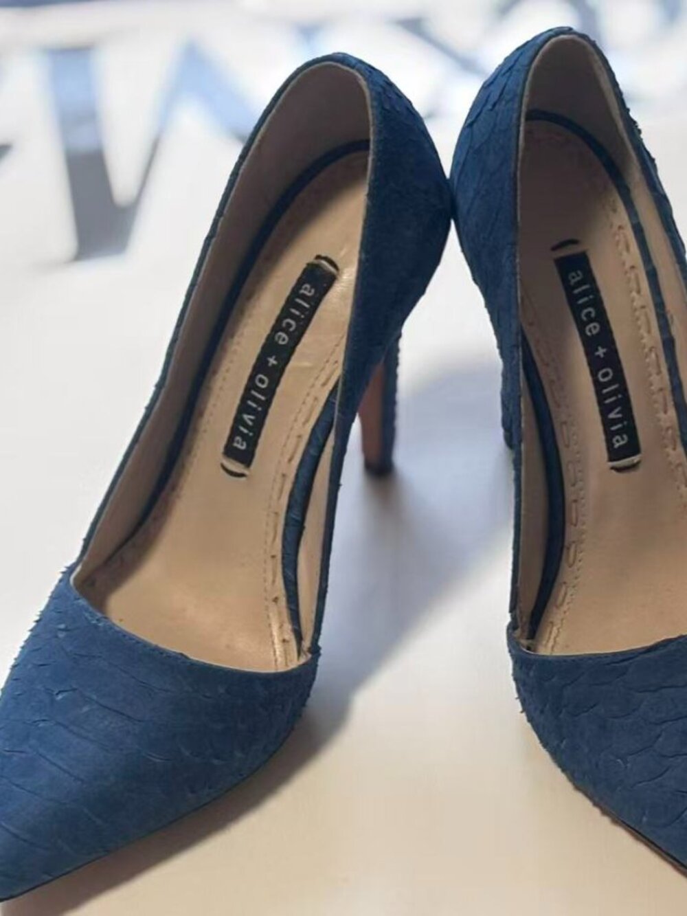 Title: Alice + Olivia Blue Textured Pointed Toe Pumps Size 6.5